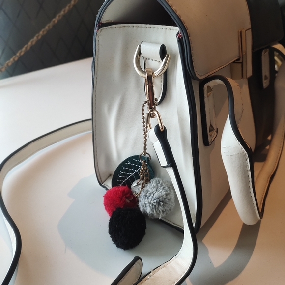 White and black spacious bag - Picture 2 of 16